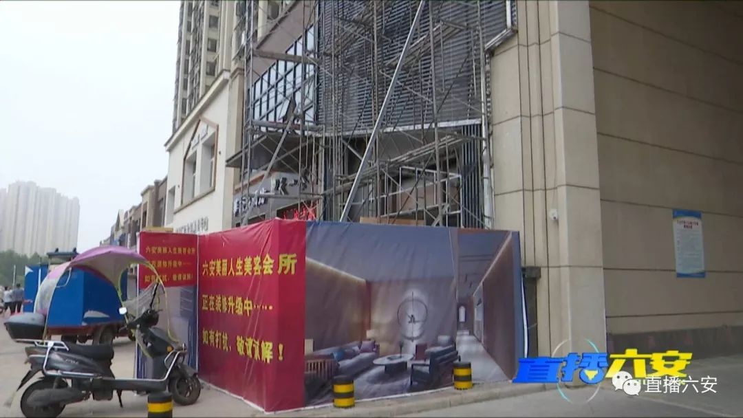 店鋪裝修小區大門變“陰陽臉”，效果圖也“變臉”，店主卻稱審批過！