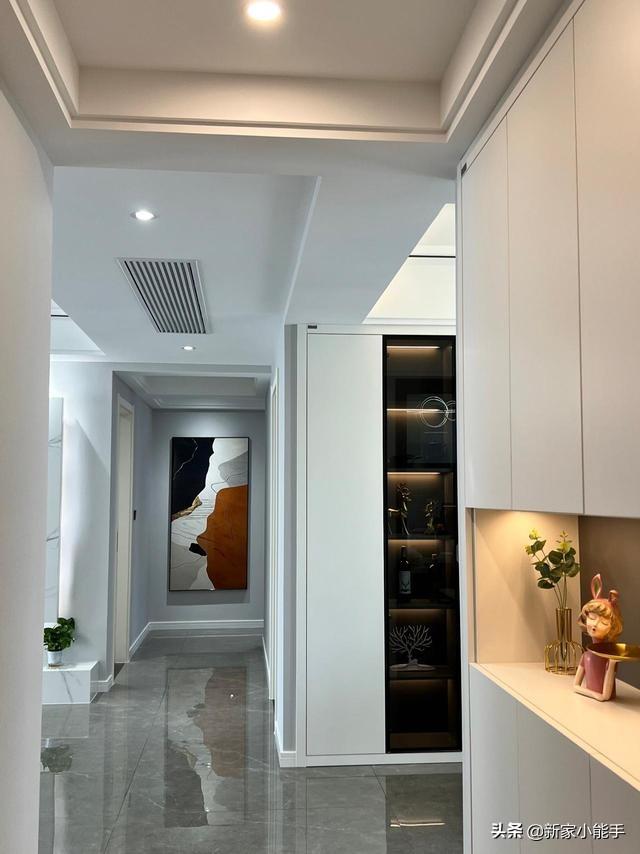 新房裝修完工，全屋定制柜子很喜歡，懸空電視墻顯得很大氣