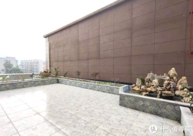 擠破頭買了這套100㎡小三房，送超大平臺花園，比房子大了一倍