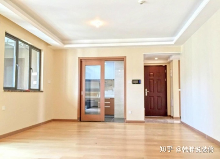 低配版精裝房，108㎡三室兩廳格局，這效果估計還得重新裝修一番